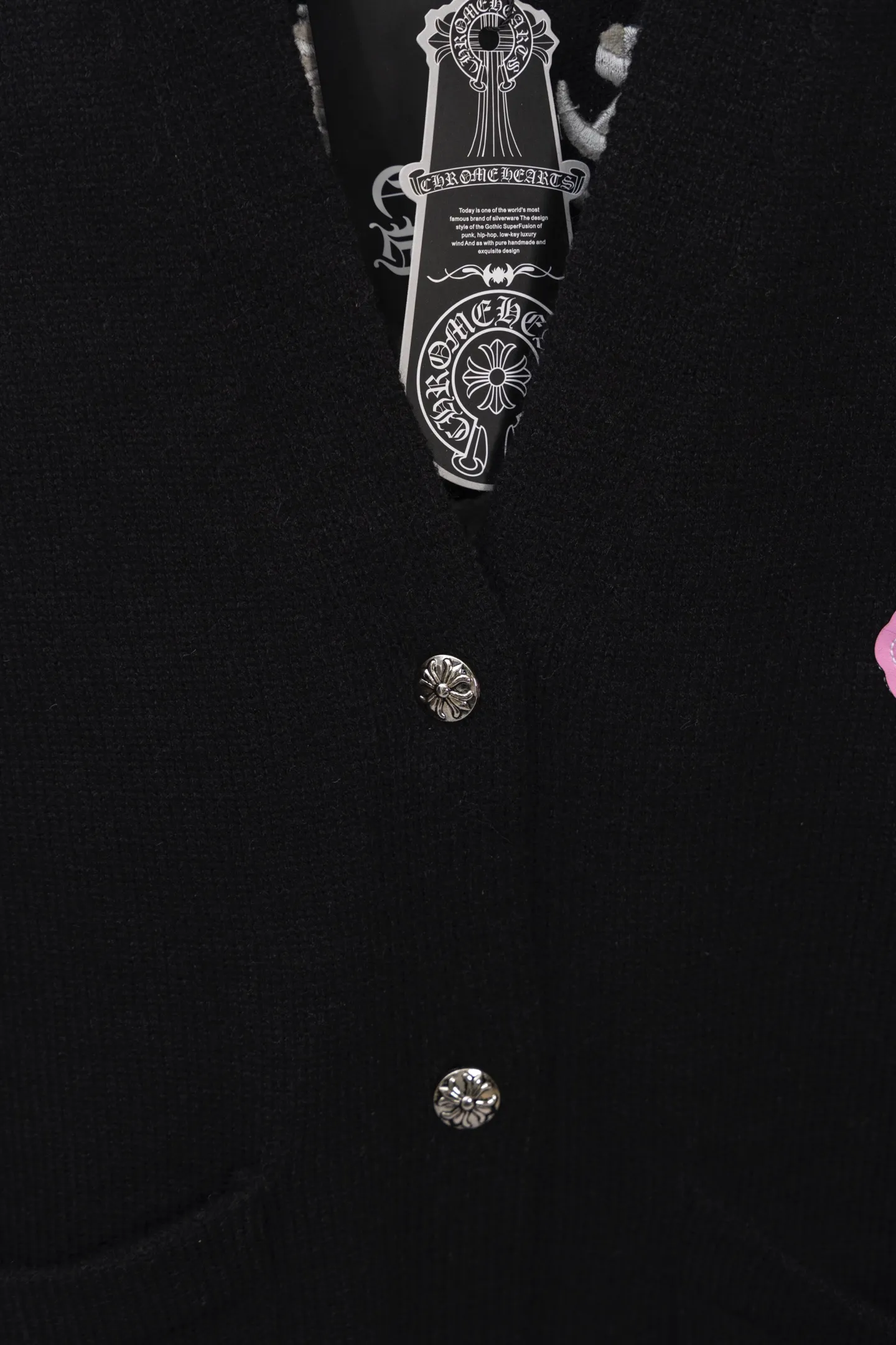 P240 -Chrome Hearts/Chrome Hearts Colorful cross leather cardigan jacket sweater. High weight, high density and high quality. The wool is soft, delicate and skin-friendly. It feels soft and silky. It has excellent warmth and skin-friendly properties. It is custom-woven and dyed without color difference. No matter the fabric or workmanship details, it is better than the ordinary version on the market. -The hardware and zipper accessories are all customized and full of details. Crow autumn and winter super heavy embroidery ➕ positioning leather label long-sleeved knitted cardigan lazy outer wear mid-length sweater -Colour: black white Size: S M L